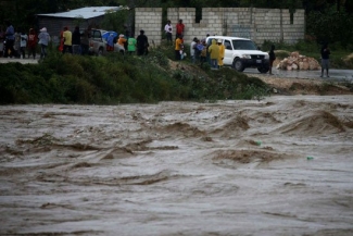 إعصار ماثيو يصل كوبا ونزوح الآلاف من السكان 