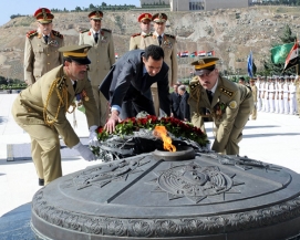 الرئيس الأسد يزور صرح الشهيد ويضع إكليلاً من الزهر على ضريح الجندي المجهول بذكرى الشهداء