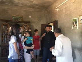 الرئيس الأسد وعائلته في زيارة لجرحى الجيش في ريف حماه