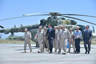 الرئيس الأسد يتفقد قاعدة حميميم العسكرية وفِي استقباله الجنرال رئيس هيئة الأركان الروسي