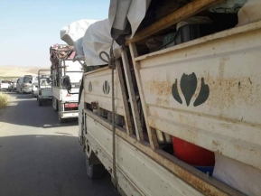 وصول قافلة الدفعة الثانية من نازحي مخيمات عرسال اللبنانية إلى بلدة عسال الورد السورية في القلمون الغربي