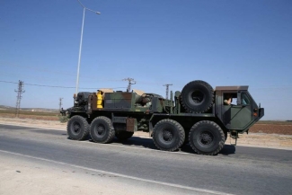 معدات عسكرية تركية في منطقة هاتاي استعدادا لتطبيق خطة خفض التصعيد في ادلب