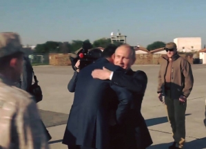 استقبال الرئيس الأسد للرئيس بوتين في قاعدة حميميم العسكرية