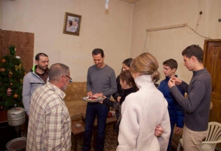 الرئيس الأسد وعائلته في زيارة لجرحى الجيش السوري في حمص