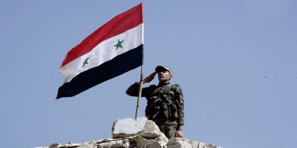الجيش السوري يرفع العلم في سماء بلدة عين ترما بالغوطة الشرقية