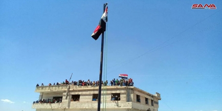 وحدات من قوى الأمن الداخلي ترفع العلم الوطني في مدينة الرستن وبلدة تلبيسة بعد إخلائهما من الإرهابيين