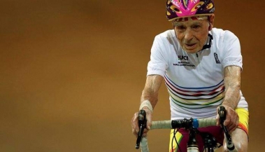 فرنسي عمره 106 عام يعود لرياضة ركوب الدراجات بعد إعلان اعتزاله