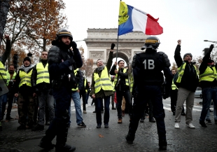 الفرنسيون يتظاهرون احتجاجا على ارتفاع الأسعار