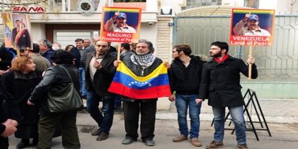 وقفة تضامنية أمام السفارة الفنزويلية بدمشق دعماً للحكومة الشرعية