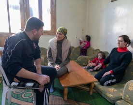 السيدة أسماء الأسد في زيارة إلى منازل الجرحى بدمشق وريفها 