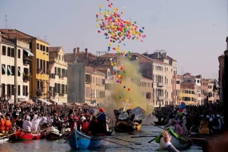 احتفالات الكرنفال السنوية في مدينة البندقية الإيطالية