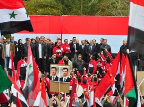 الرئيس الأسد يفاجئ المحتشدين في ساحة الأمويين: أردت أن أكون معكم في قلب دمشق عاصمة المقاومة والتاريخ والحضارة