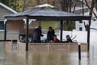 الفيضانات تجتاح كندا و الجيش يتدخل