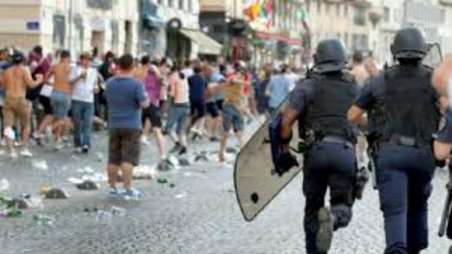 الشرطة الفرنسية تستخدم الغاز المسيل للدموع ضد المشجعين الانجليز  