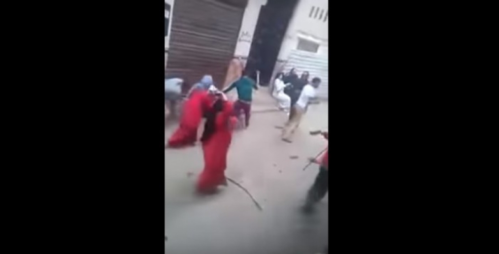 بالفيديو.. مشاجرة دموية بين عائلتين في قرية مصرية  