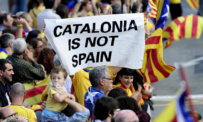 ملك إسبانيا يتهم قادة كتالونيا بتهديد استقرار البلاد