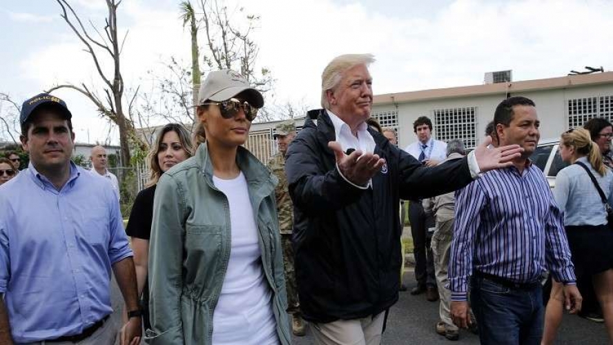 ترامب يقذف مناديل ورقية لسكان بورتوريكو المتضررين