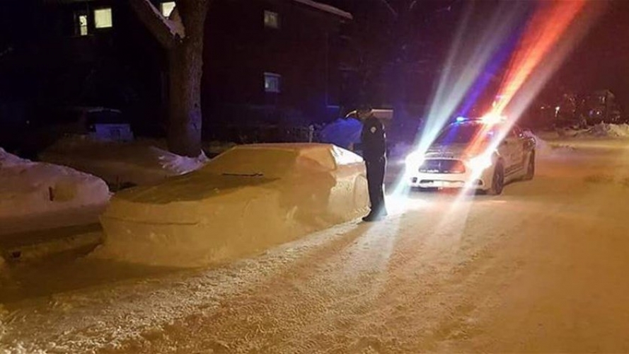 الشرطة الكندية تحرر مخالفة سير لسيارة منحوتة من الثلج!
