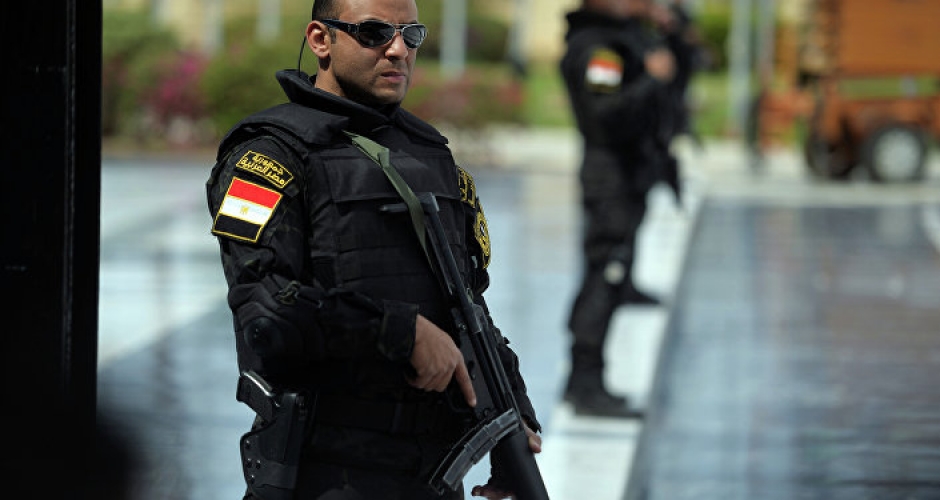مسلح يعتدي على رجال الشرطة المصرية بالسلاح الأبيض واصابة عدد منهم في القاهرة