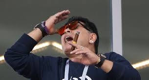 مارادونا يكشف سر تدخينه 