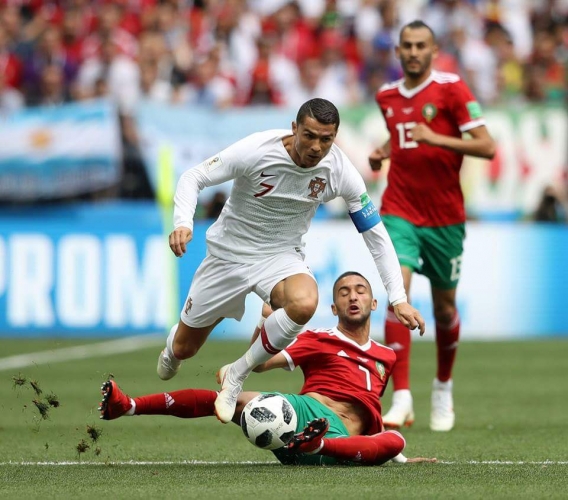 جماهير المغرب تستفز رونالدو بهتاف ميسي