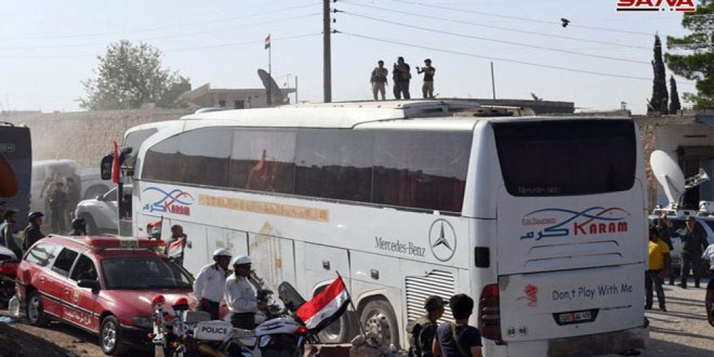 بدء وصول الحافلات التي تقل أهالي كفريا والفوعة المحاصرين إلى ممر تلة العيس بريف حلب الجنوبي
