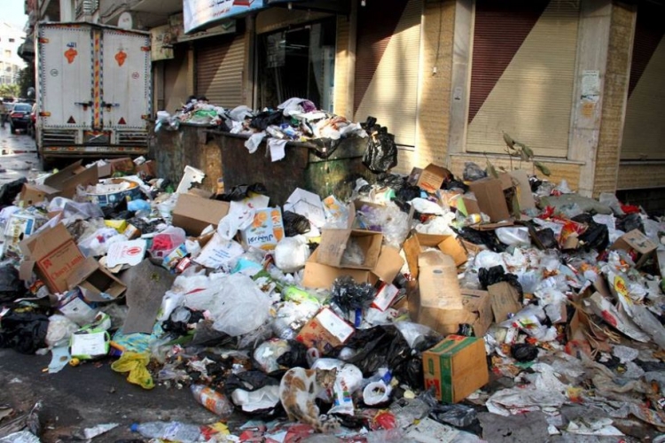 القمامة تملأ ضاحية قدسيا والسكن الشبابي.. وتؤرق جرمانا.. رئيس البلدية: المشكلة الحقيقية في تأمين عمال نظافة!
