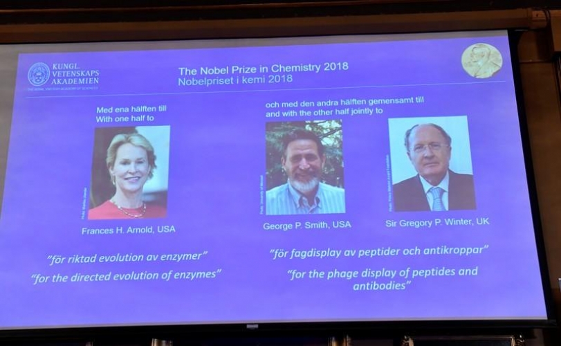 ثلاثة علماء بينهم امرأة يفوزون بجائزة نوبل للكيمياء