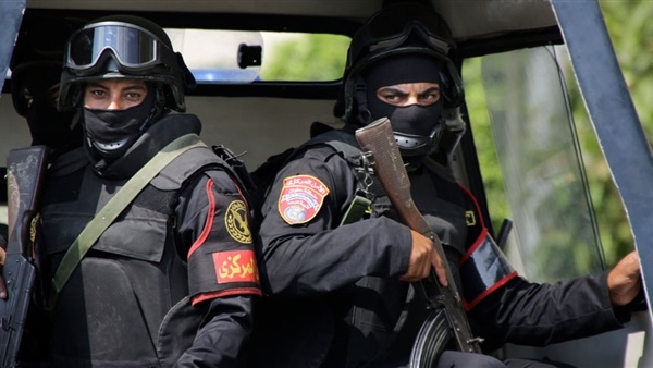 الشرطة المصرية تلاحق 12 من عناصرها.. والسبب!