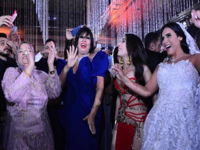  دينا وفيفي عبده ترقصان في حفل زفاف ابنة خالد عجاج