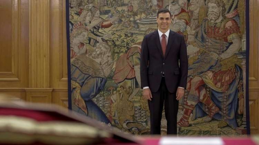  رئيس وزراء إسبانيا يتبنى موقفا أكثر صرامة إزاء كتالونيا قبل الانتخابات