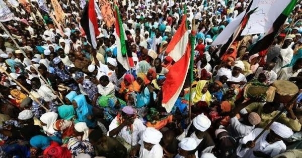 حشود ضخمة تتدفق إلى اعتصام خارج وزارة الدفاع السودانية