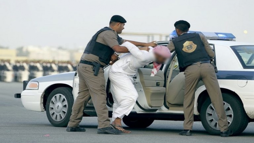 بعد حركاته الجنسية وتحرشه بالفتيات.. إلقاء القبض على متحرش جنسي في السعودية