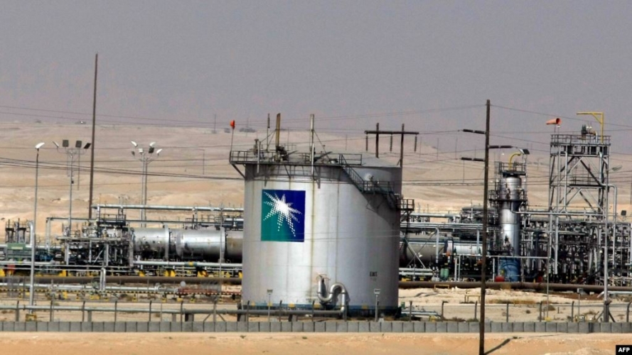  السعودية ترفع اسعار النفط لـ اسيا و تخفضها لـ امريكا
