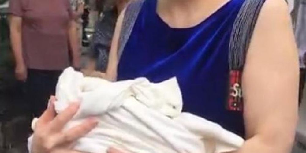 امرأة تلقي بطفلها من الشرفة بعد قطع حبله السري