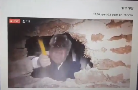  سفير أميركا يفتتح بِمطرقته الجزء الاخير من النفق الاستيطاني بالقدس