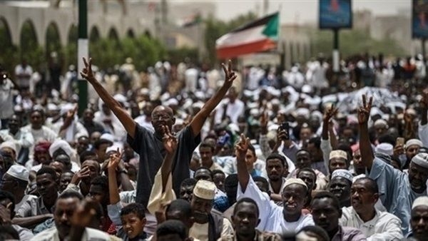 السودانيون يحتفلون اليوم ببدء الانتقال إلى الحكم المدني