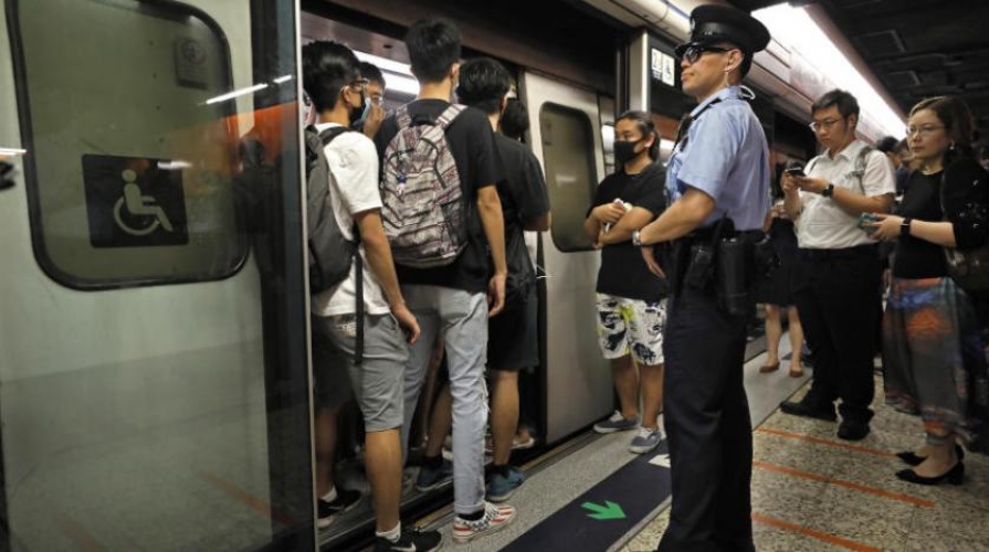 متظاهرو هونغ كونغ.. محاولات لتعطيل المترو ودعوات لإضراب عام