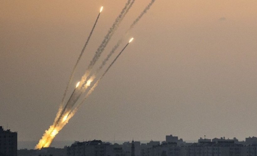 اطلاق رشقة صاروخية من غزة باتجاه اسدود و عسقلان ونتنياهو يهرب
