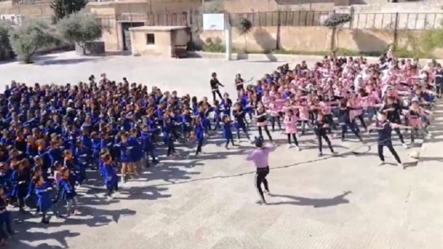 بالفيديو.. معلمة رياضة في مدرسة ابتدائية سوريّة تشعل مواقع التواصل الإجتماعي 