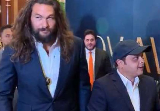 محمد هنيدي يسخر من نفسه بسبب جايسون موموا
