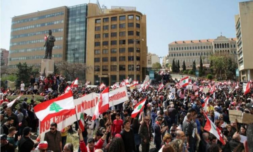 لليوم الرابع على التوالي.. المتظاهرون في لبنان يواصلون احتجاجاتهم 
