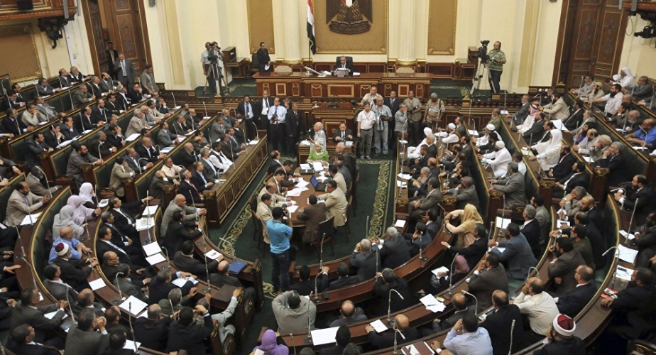 البرلمان المصري يستقبل القائم بأعمال السفارة السورية لدى القاهرة بالتصفيق   