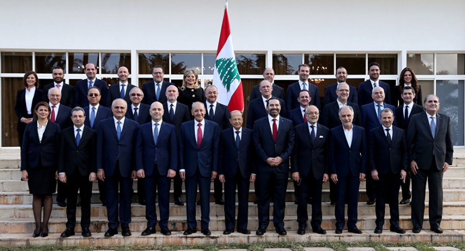الحكومة اللبنانية تجتمع في قصر الرئاسة وسط احتجاجات شعبية 