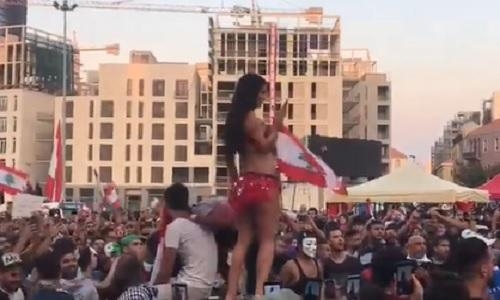  شاهد ..راقصة تلهب أجواء تظاهرة وسط بيروت