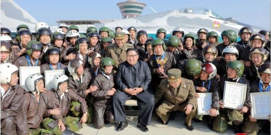 زعيم كوريا الشمالية يفاجئ أمريكا بعرض جوي لطائرة عسكرية
