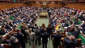  بريطانيا العظمى ... نواب الشعب يسرقون أثاث البرلمان