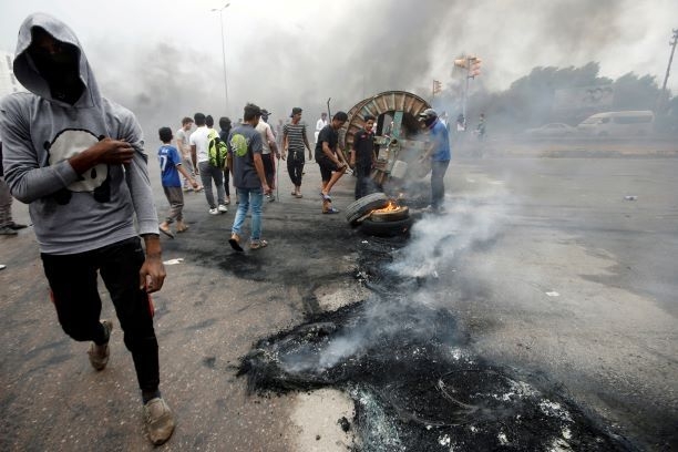 محتجون عراقيون يغلقون مدخل ميناء أم قصر مجددا