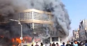 المحتجون يحرقون المصارف في عدد من المدن الإيرانية لهذا السبب!؟