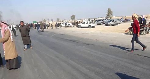  الاهالي يقطعون طريق دير الزور الحسكة احتجاجاً على جرائم قسد